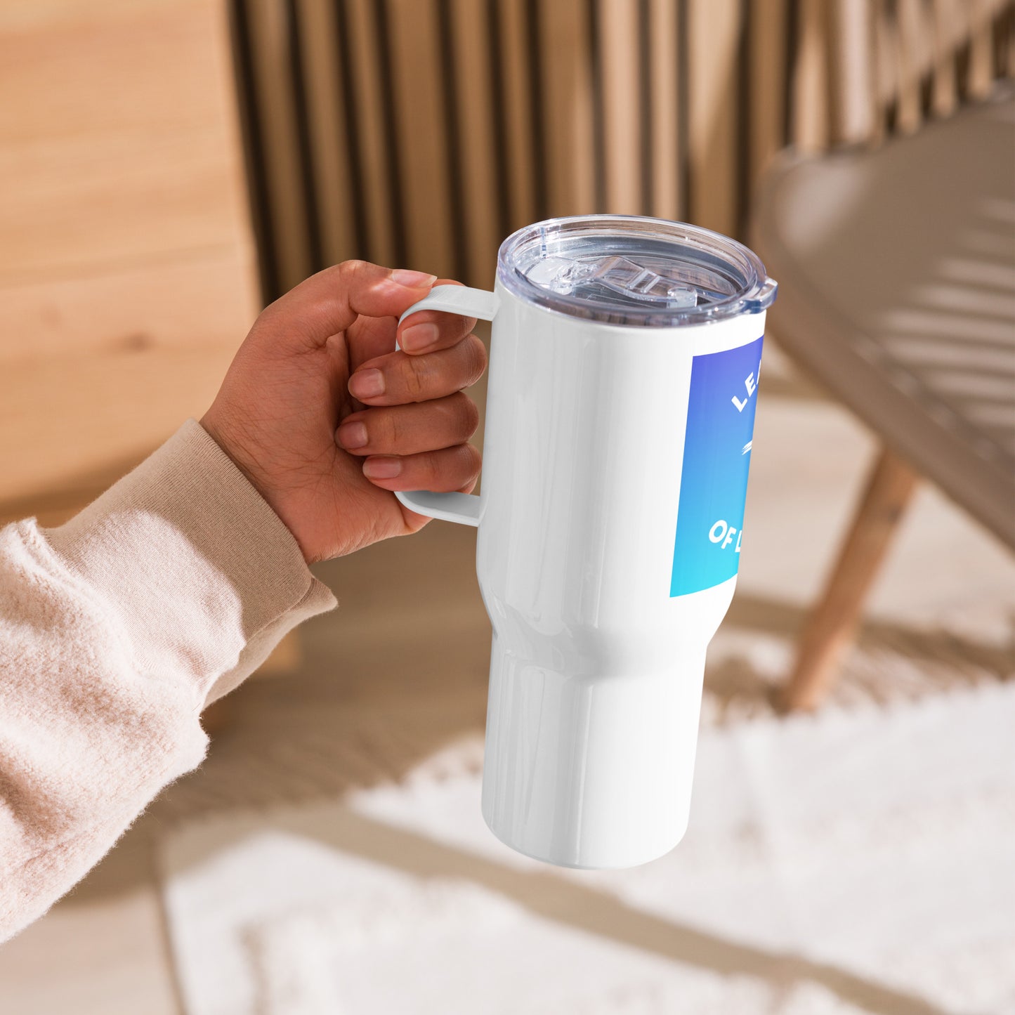 Travel mug with a handle