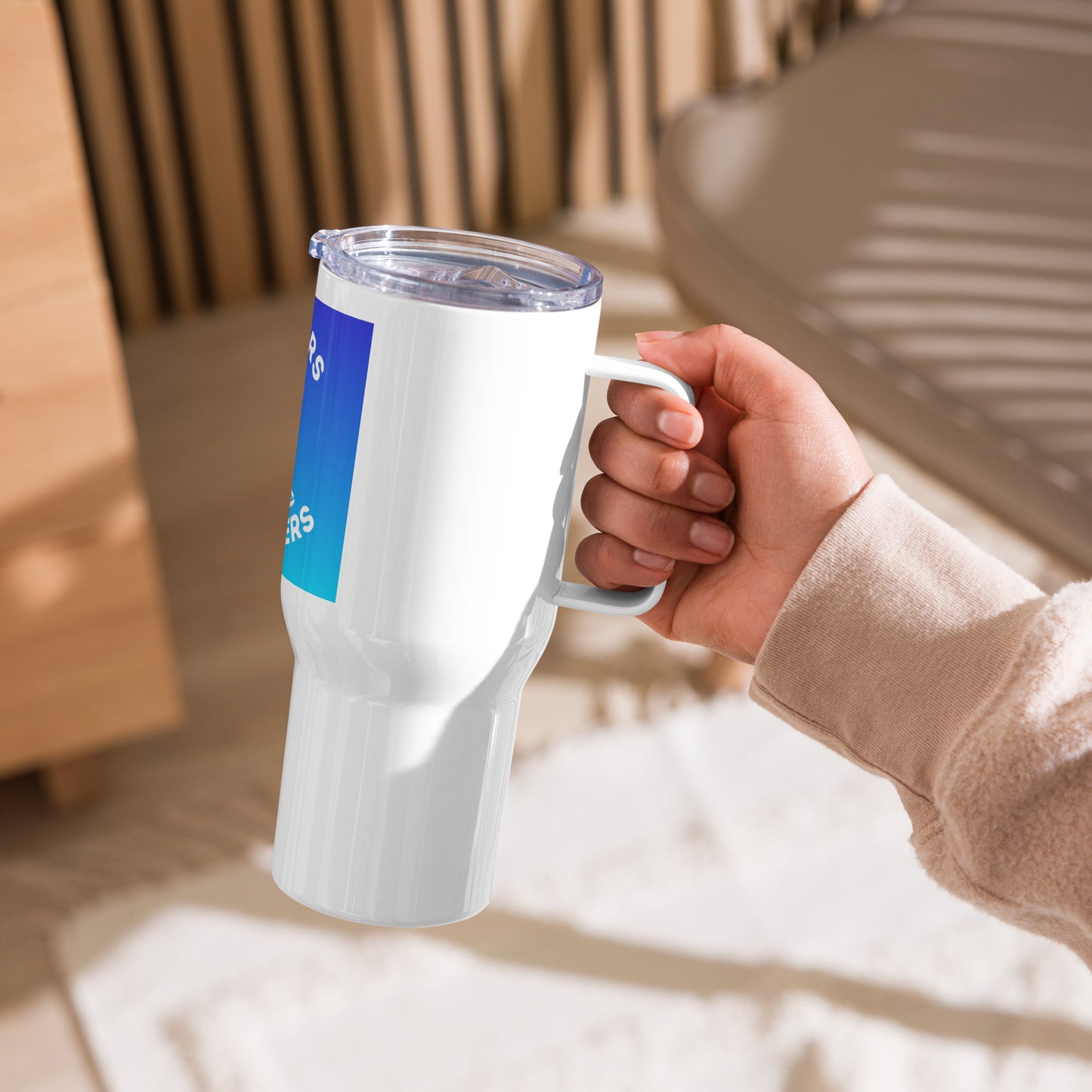 Travel mug with a handle